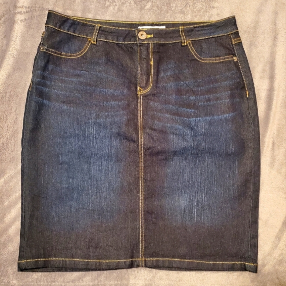 Ladies Dark Stretchy Denium skirt size 8